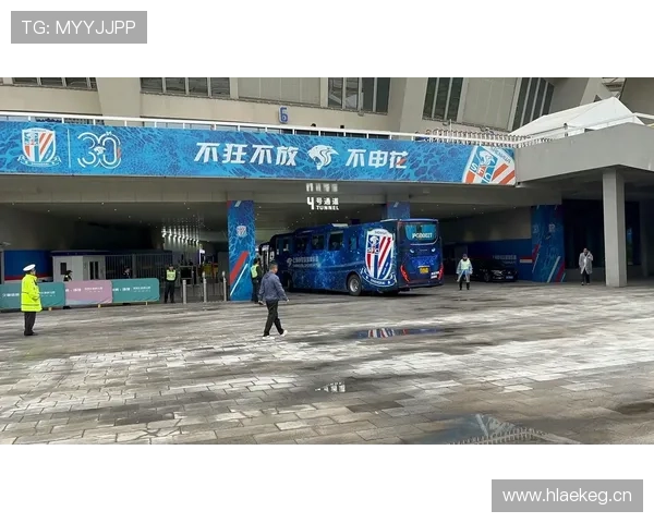 球迷不满上海申花低迷状态,谁能拯救这支战术混乱的球队? 球迷不满上海申花低迷状态,谁能拯救这支战术混乱的球队?