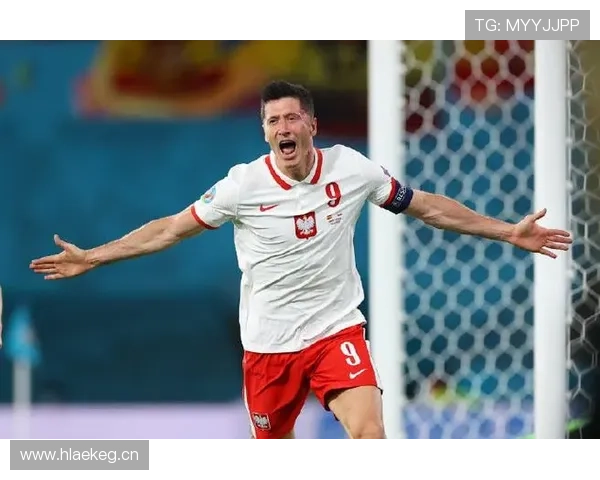 莱万多夫斯基支点与对抗能力解析：传统中锋属性是否全面