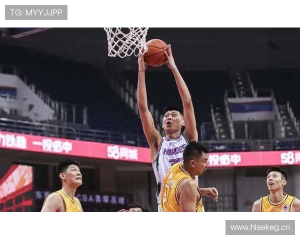 郭艾伦今天穿得像个富二代，场下完全不是球场那个拼命三郎样儿了